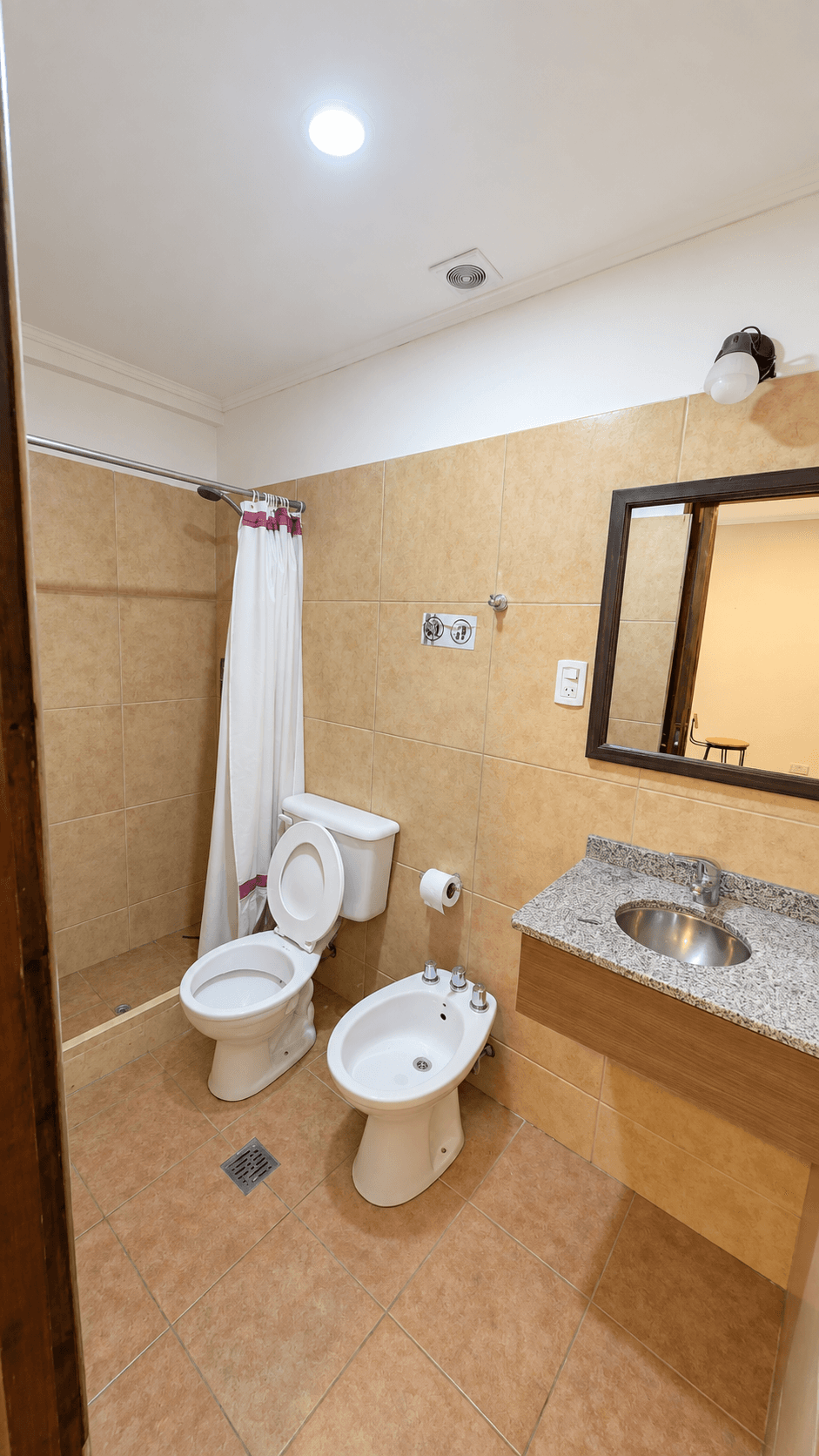 Otro baño fotografiado en el sector de apart y dúplex